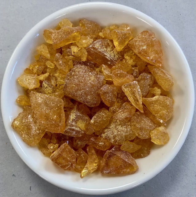 Gyűjtés után hevítéssel megtisztított gyanta, mely minimális fenyőillattal rendelkezik. Kiváló alapgyanta.